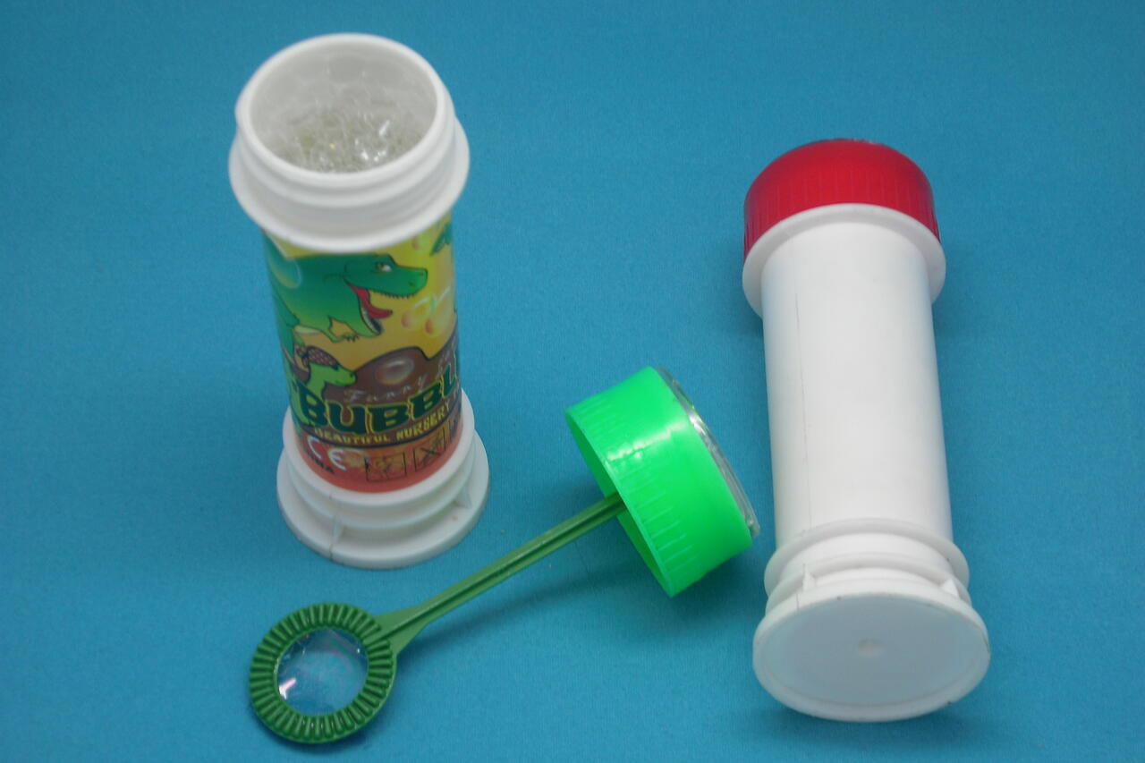 Soap bubble game with custom label image
